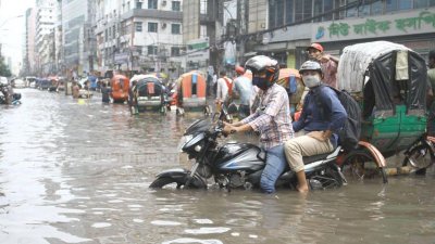 দুপুরের দিকেও পানি নামতে দেখা যায়নি
