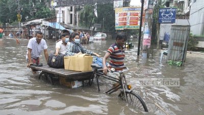 আধ ঘণ্টার বৃষ্টিতেই জলমগ্ন ঢাকা