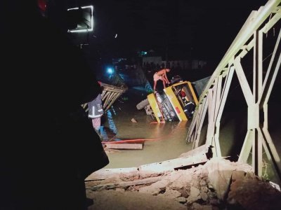 ট্রাকসহ ভেঙে পড়লো বেইলি ব্রিজ!