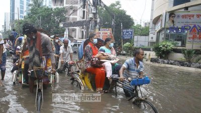 প্রধান সড়ক থেকে শুরু করে নগরীর অলিগলিতে পানি ঢুকে পড়েছে