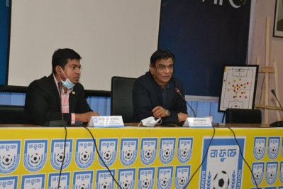 ফুটবলারদের সঙ্গে কথা বলছেন বাফুফে সভাপতি কাজী সালাউদ্দিন