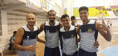 জয়ের পর নৌবাহিনীর উল্লাস। 