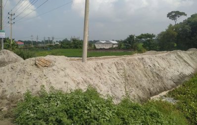 বালু ফেলে ভরাট করা হচ্ছে রেলওয়ের সম্পত্তি