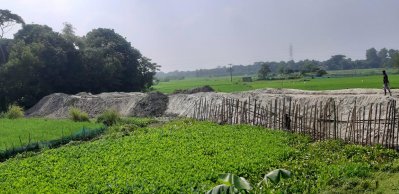 বালু ফেলে ভরাট করা হচ্ছে রেলওয়ের সম্পত্তি
