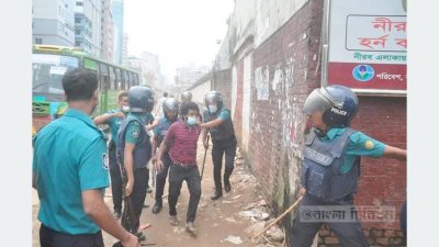 এমপির বিরুদ্ধে মানববন্ধনে দুর্বৃত্তের হামলা, পুলিশ সদস্য আহত