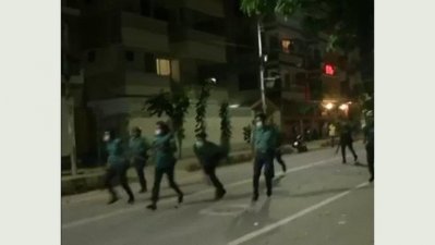 স্থানীয়রা বাসাটিতে ইট-পাটকেল নিক্ষেপ করে