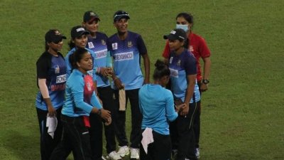 ফ্লাড লাইটের নিচে অনুশীলন শুরুর আগে ওরা সাতজন