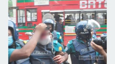 এমপির বিরুদ্ধে মানববন্ধনে দুর্বৃত্তের হামলা, পুলিশ সদস্য আহত