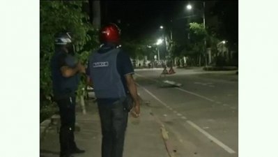 পুলিশ ও স্থানীয়দের মধ্যে ধাওয়া-পাল্টা ধাওয়া চলে
