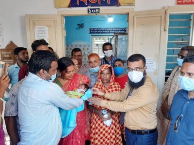 সাতক্ষীরায় কুড়িয়ে পাওয়া সদ্যজাত শিশু &lsquo;মহারাজ&rsquo;কে তার দত্তক মা-বাবার হাতে তুলে দিচ্ছেন প্রশাসনের কর্মকর্তারা