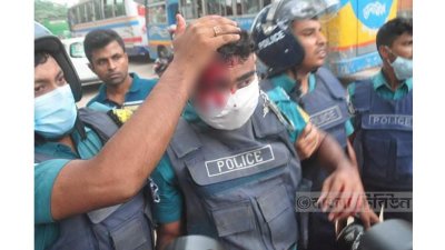 মানববন্ধনে হামলা, পুলিশ সদস্য আহত