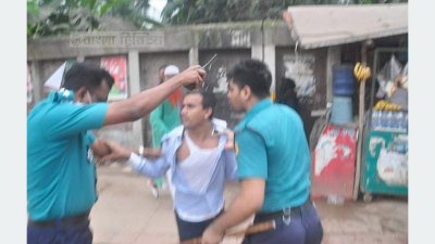 এমপির বিরুদ্ধে মানববন্ধনে দুর্বৃত্তের হামলা, পুলিশ সদস্য আহত