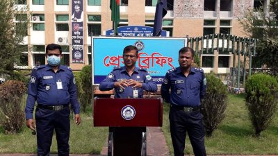 নাটোরে আসামি ধরে এসপি লিটন কুমার সাহার প্রেস ব্রিফিং