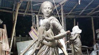 দুর্গারূপে আবির্ভূত পরিযায়ী মা-শ্রমিক