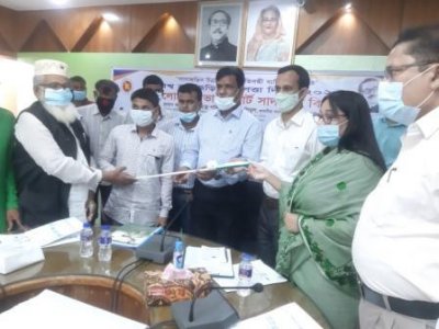 বিশ্ব নাটোর সাদা ছড়ি দিবসে ডিভাইসযুক্ত ছড়ি হস্তান্তর করছেন জেলা প্রশাসক।