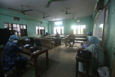 কেন্দ্র ফাঁকা