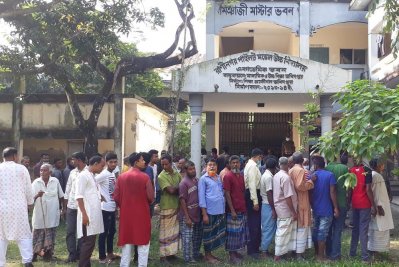 ভোটগ্রহণ চলছে