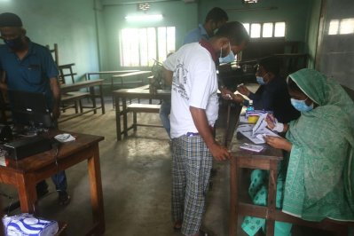 কেন্দ্র ফাঁকা