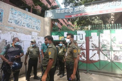 ভোট কেন্দ্রের বাইরে
