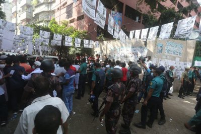 ভোট কেন্দ্রের বাইরে