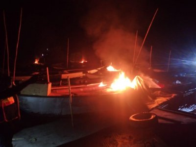 মাছ ধরার ট্রলার ধ্বংস করা হচ্ছে