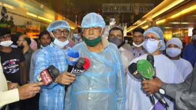 সাংবাদিকদের সঙ্গে কথা বলছেন ডা. জাফরুল্লাহ