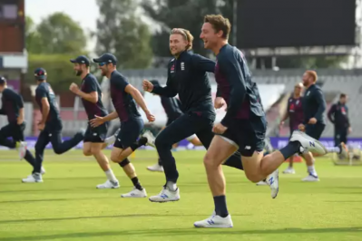 করোনাকালে বেতন কম নিতে রাজি ইংলিশ ক্রিকেটাররা। 