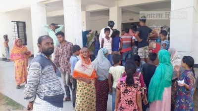আশ্রয়ণ প্রকল্পে হামলার ঘটনার ঘটনা শুনে নেমে এসেছেন উদ্বিগ্ন বাসিন্দারা। (সাম্প্রতিক ছবি)