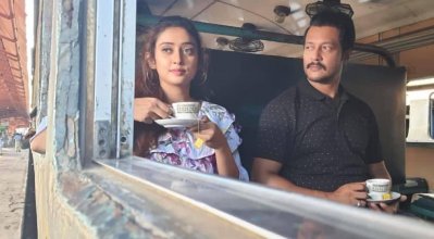 ট্রেনে নায়ক-নায়িকা