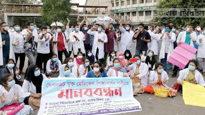শাহবাগ মোড়ে বিক্ষোভকারীদের অবস্থান