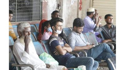 সতর্কতা ছাড়াই পাশাপাশি বসে আছেন তারা 