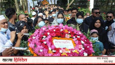 লোকমান হোসেনের সমাধিতে ফুল দিয়ে শ্রদ্ধা নিবেদন