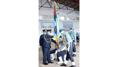 ৭৪ বহরকে বিমান বাহিনীর পতাকা প্রদান