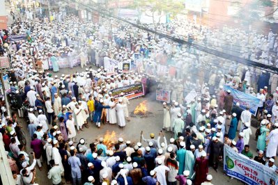 প্রতিবাদ সমাবেশে ফ্রান্স প্রেসিডেন্টের কুশপুত্তলিকা দাহ করা হচ্ছে 