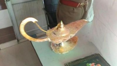 ‘আলাদিনের চেরাগ’ কিনতে গিয়ে প্রতারণার শিকার ভারতীয় চিকিৎসক