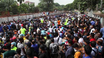 মালয়েশিয়া প্রবাসীদের পররাষ্ট্র মন্ত্রণালয় ঘেরাও, সচিবের আশ্বাসে প্রত্যাহার
