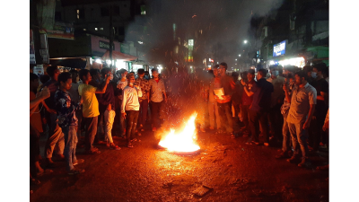 টায়ার জ্বালিয়ে বিক্ষোভ করছেন বঞ্চিতরা 