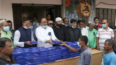 গরিবদের মধ্যে খাবার বিতরণ করছেন মেয়র 