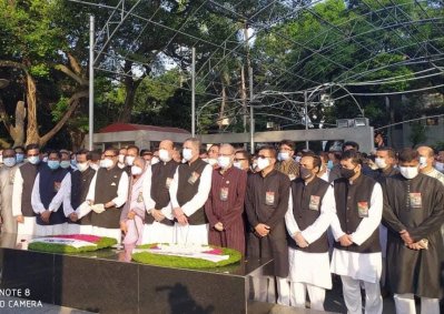 জেল হত্যা দিবসে বঙ্গবন্ধুর প্রতিকৃতিতে আ. লীগের শ্রদ্ধা