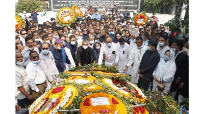 শহীদ কামারুজ্জামানের কবরে ফুল দিয়ে শ্রদ্ধা জানাচ্ছেন মেয়র খায়রুজ্জামান লিটন ও অন্যরা 