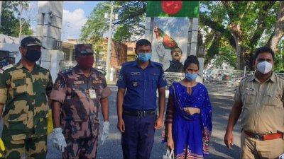 প্রেমের টানে পালিয়ে আসা ভারতীয় তরুণীকে হস্তান্তর