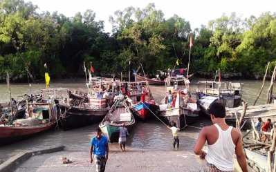 মাছ ধরেতে যাওয়ার জন্য প্রস্তুত জেলেরা
