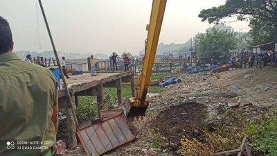 শীতলক্ষ্যার তীরে অর্ধশতাধিক অবৈধ স্থাপনা উচ্ছেদ