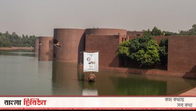 সংসদ ভবনের লেকে ভাসানো নৌকা