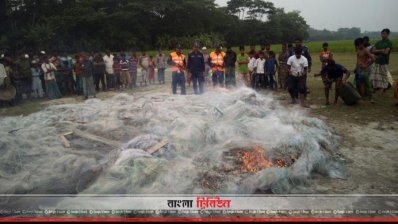 কোস্ট গার্ড গত ২২ দিনে এক কোটি ৩৬ লাখ মিটার কারেন্ট জাল ও অন্যান্য অবৈধ জাল এ ৫৬৮ জন জেলেকে আটক করে