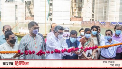 নৌকা ভাসানোর উদ্বোধন করা হচ্ছে