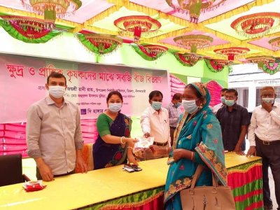 প্রান্তিক কৃষকদের মধ্যে সবজি বীজ বিতরণ