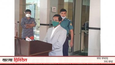 সংবাদ সম্মেলনে বক্তব্য দিচ্ছেন দুদক কমিশনার ড. মোজাম্মেল হক খান