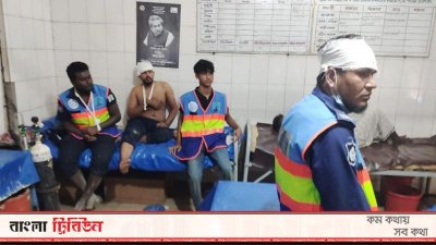 হাসপাতালে জেলেদের হামলায় আহত পুলিশ সদস্যরা