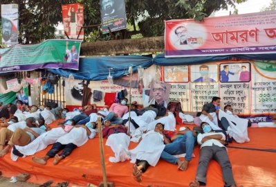 প্রাথমিকে প্যানেলে নিয়োগ প্রত্যাশীদের অনশন